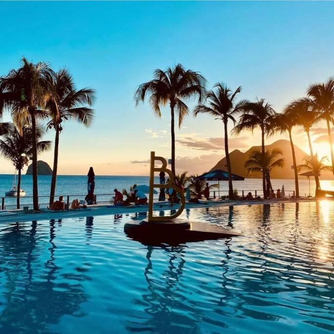 Appartement Terrasse Vue Mer Et Piscine 르 디아망 외부 사진